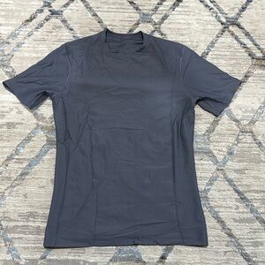 Lululemon gray compressi short sleeve t shirt size L